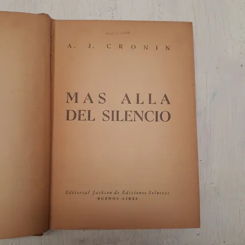 Mas alla del silencio (Tapa amarilla)