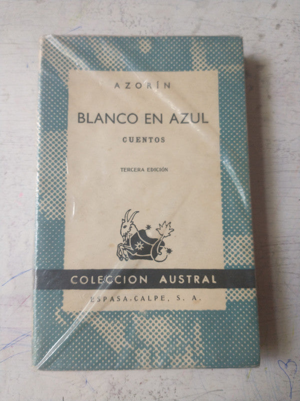Blanco en azul