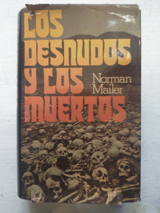 Los desnudos y los muertos